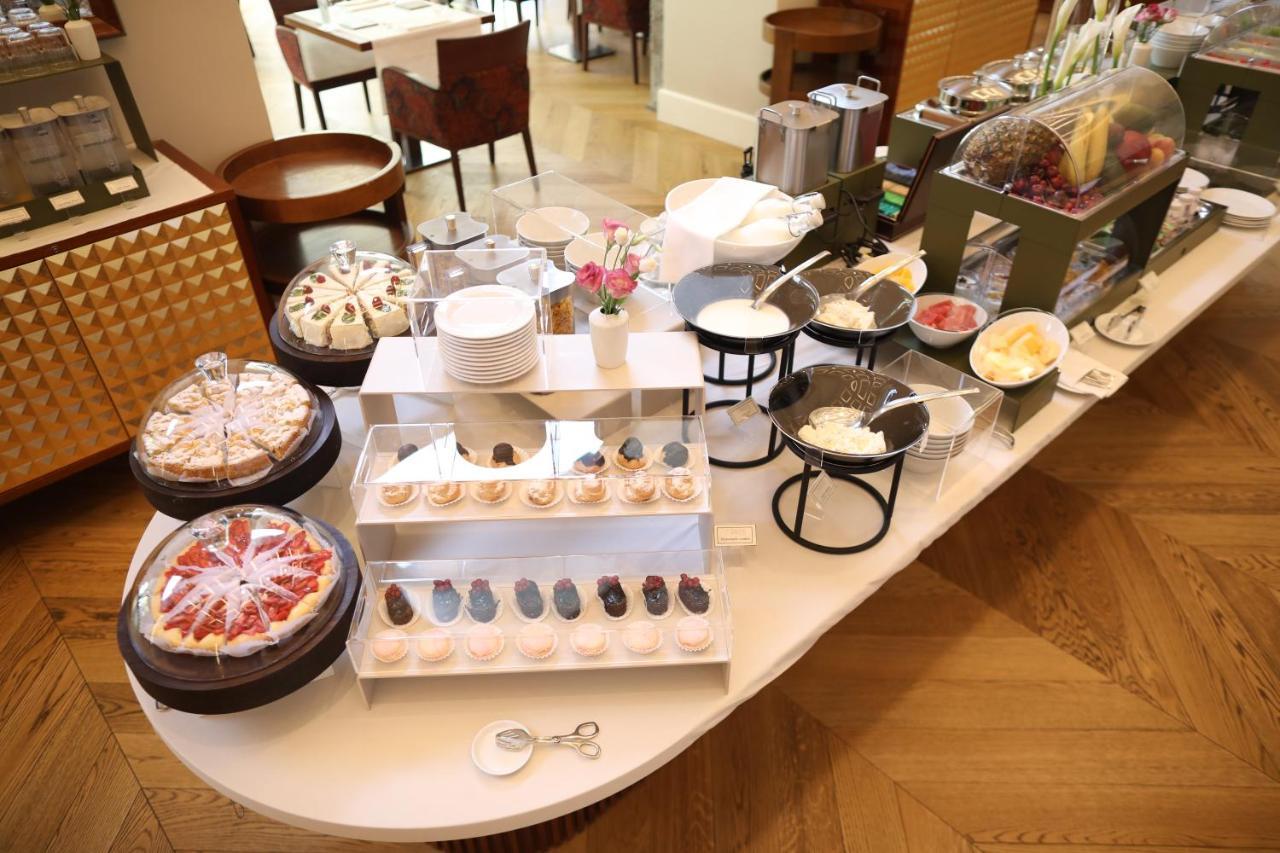 Grand Hotel Yerevan - Small Luxury Hotels Of The World Kültér fotó A dessert buffet
