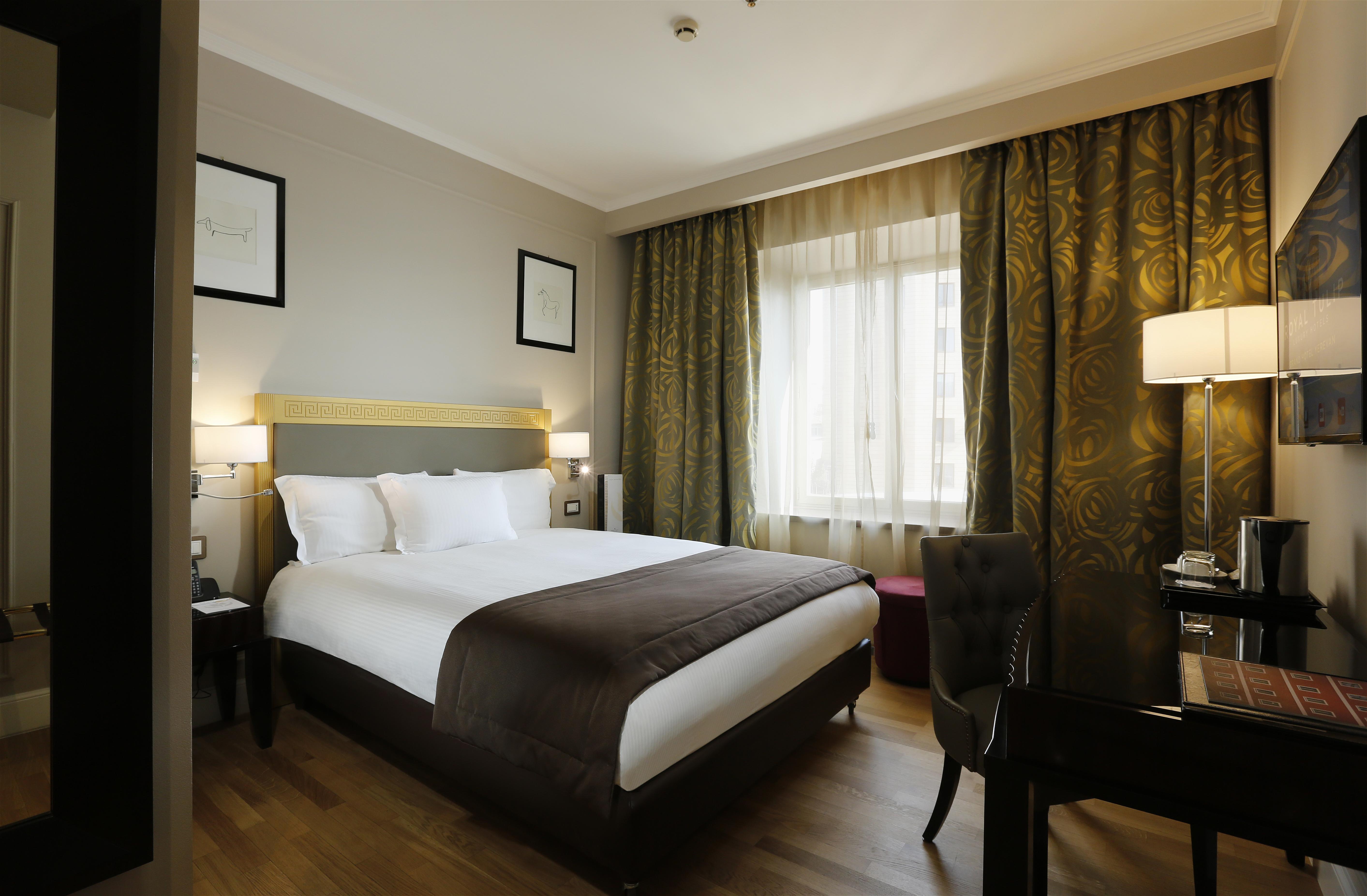 Grand Hotel Yerevan - Small Luxury Hotels Of The World Kültér fotó A room at the hotel