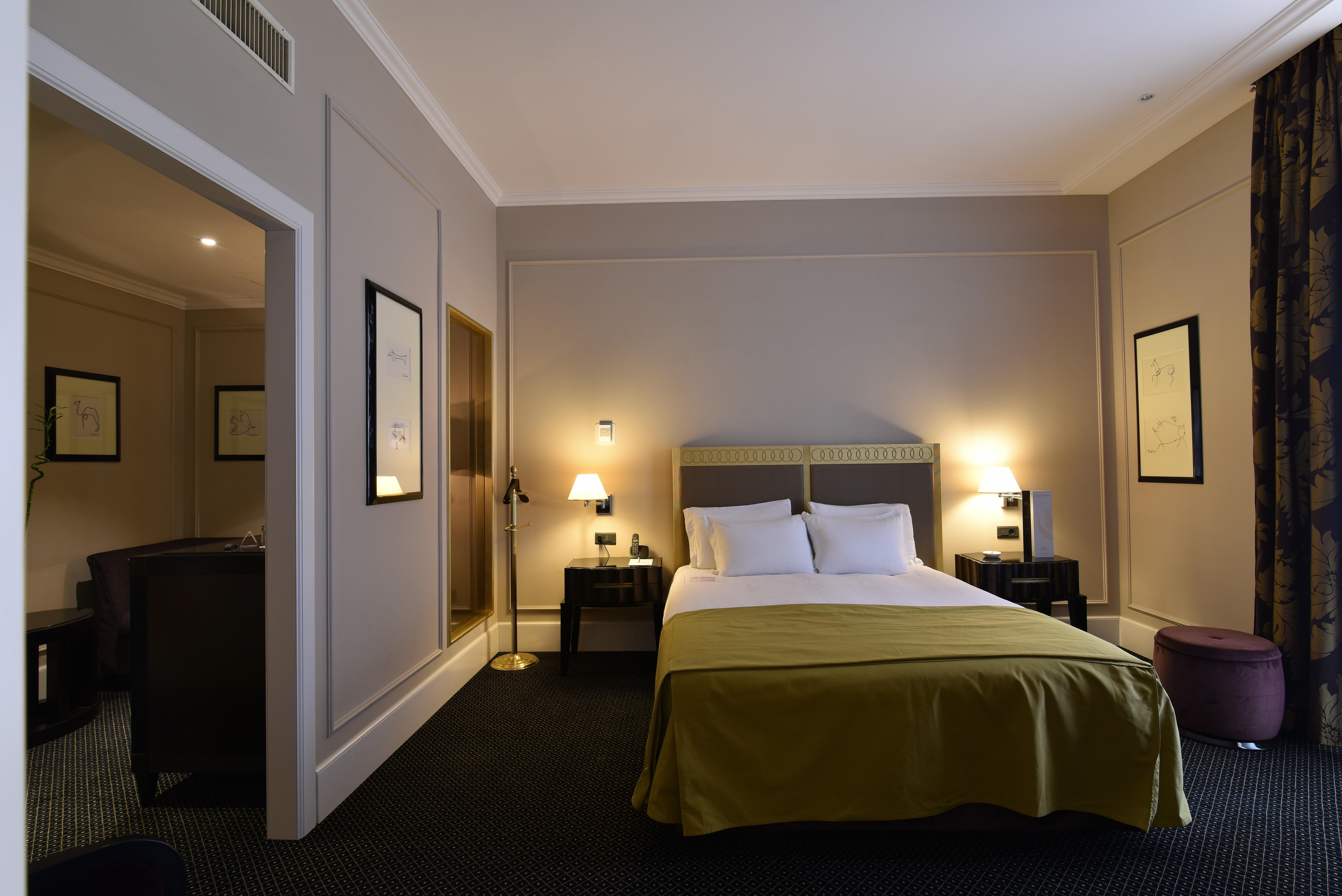 Grand Hotel Yerevan - Small Luxury Hotels Of The World Kültér fotó A room at the hotel