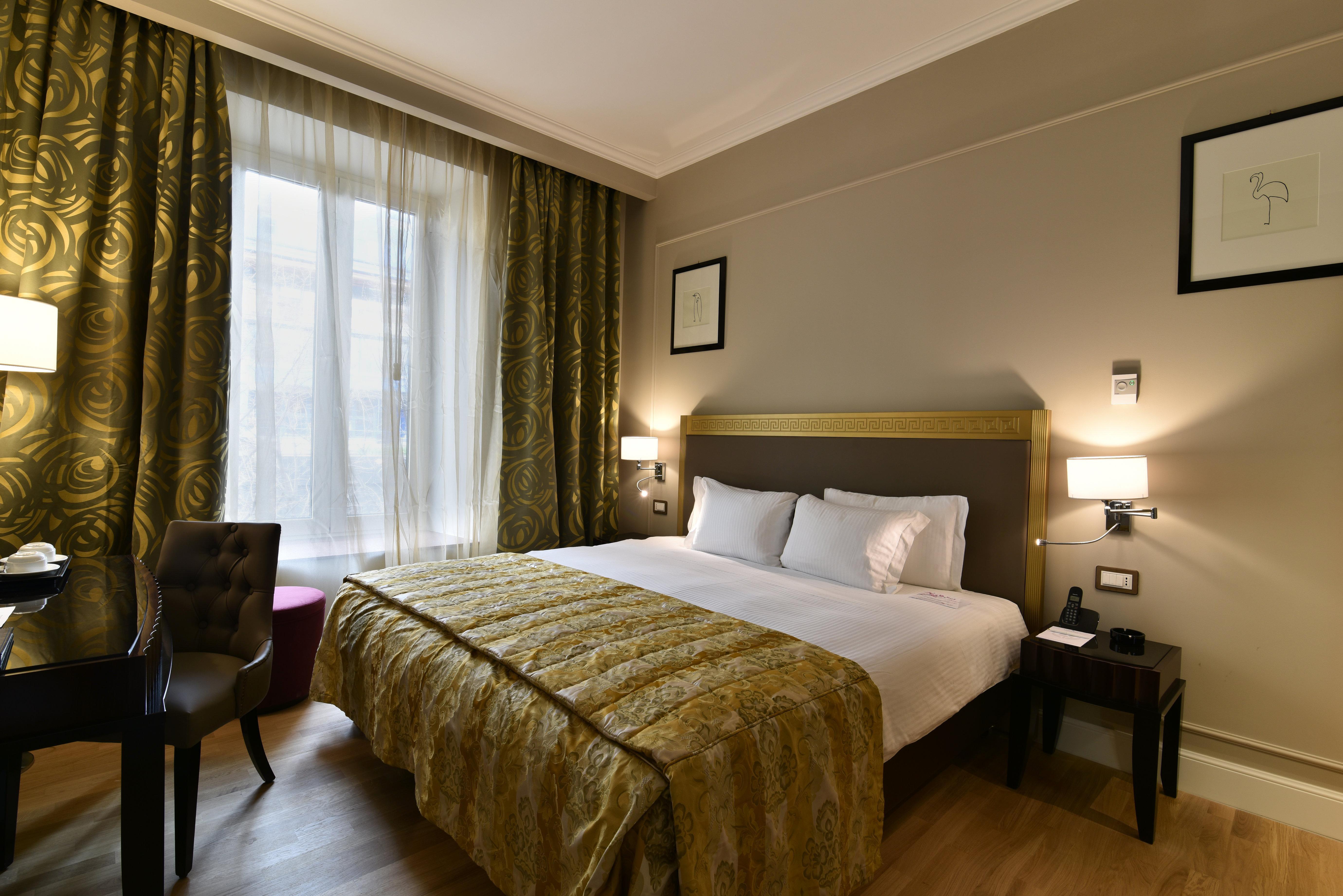 Grand Hotel Yerevan - Small Luxury Hotels Of The World Kültér fotó A room at the hotel