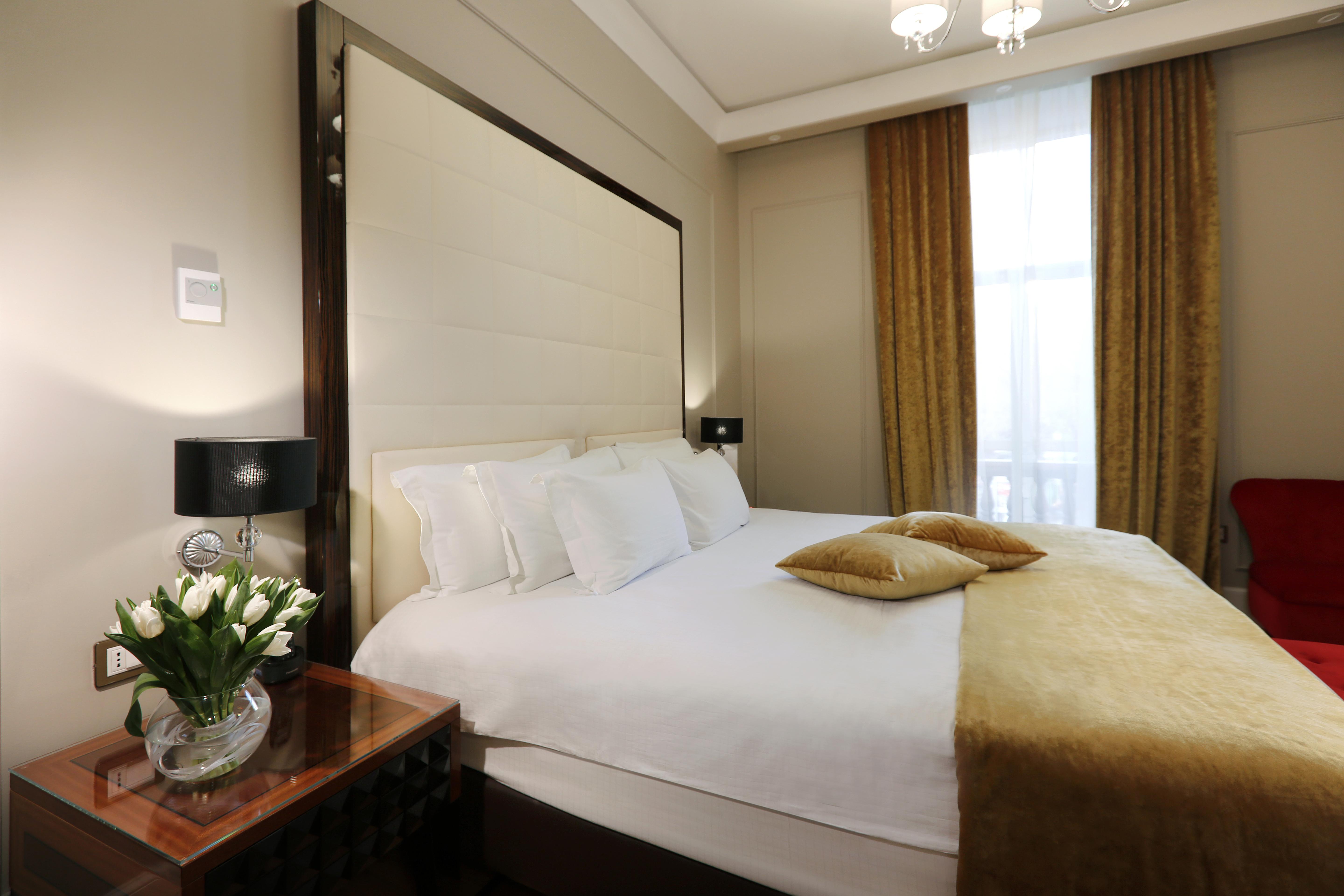 Grand Hotel Yerevan - Small Luxury Hotels Of The World Kültér fotó A bedroom at the hotel