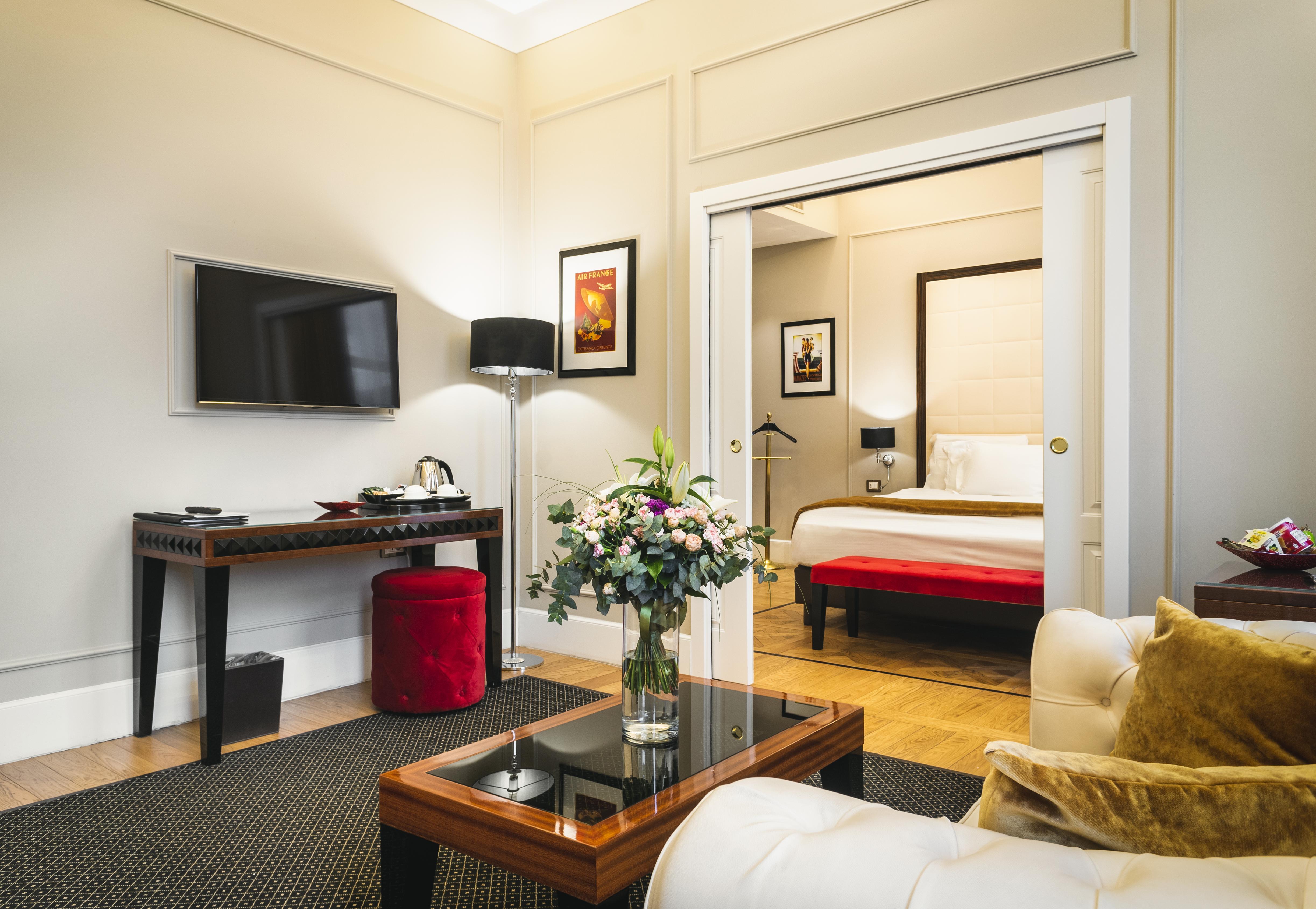 Grand Hotel Yerevan - Small Luxury Hotels Of The World Kültér fotó A suite at the hotel