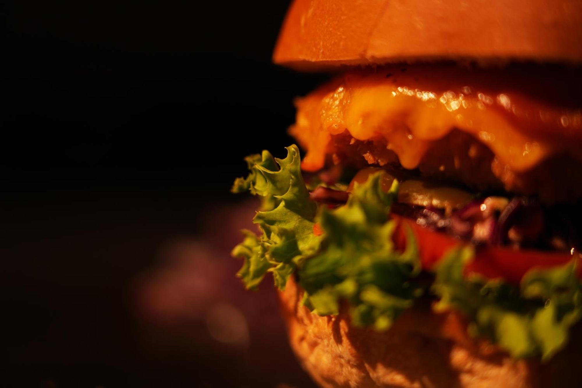 Grand Hotel Yerevan - Small Luxury Hotels Of The World Kültér fotó A cheeseburger