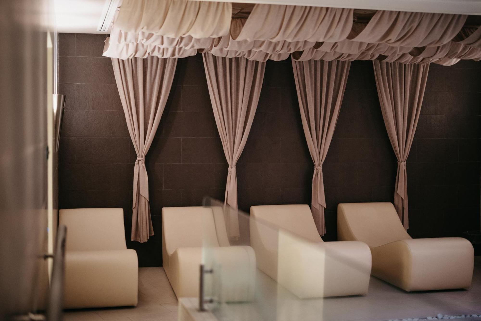 Grand Hotel Yerevan - Small Luxury Hotels Of The World Kültér fotó The spa at The Dorchester