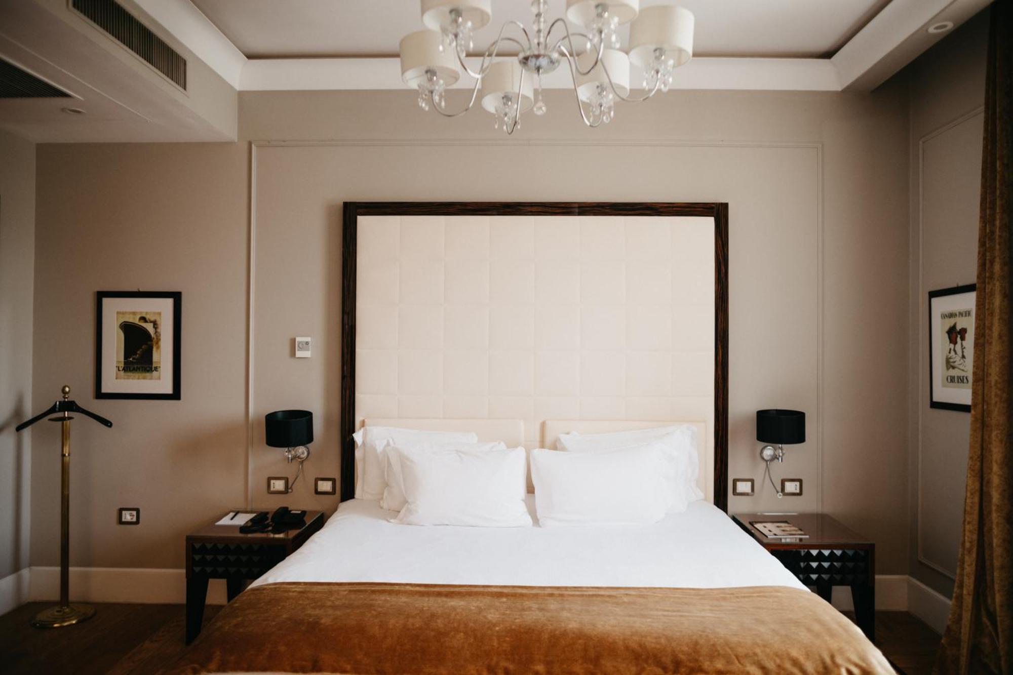 Grand Hotel Yerevan - Small Luxury Hotels Of The World Kültér fotó A bedroom at the hotel