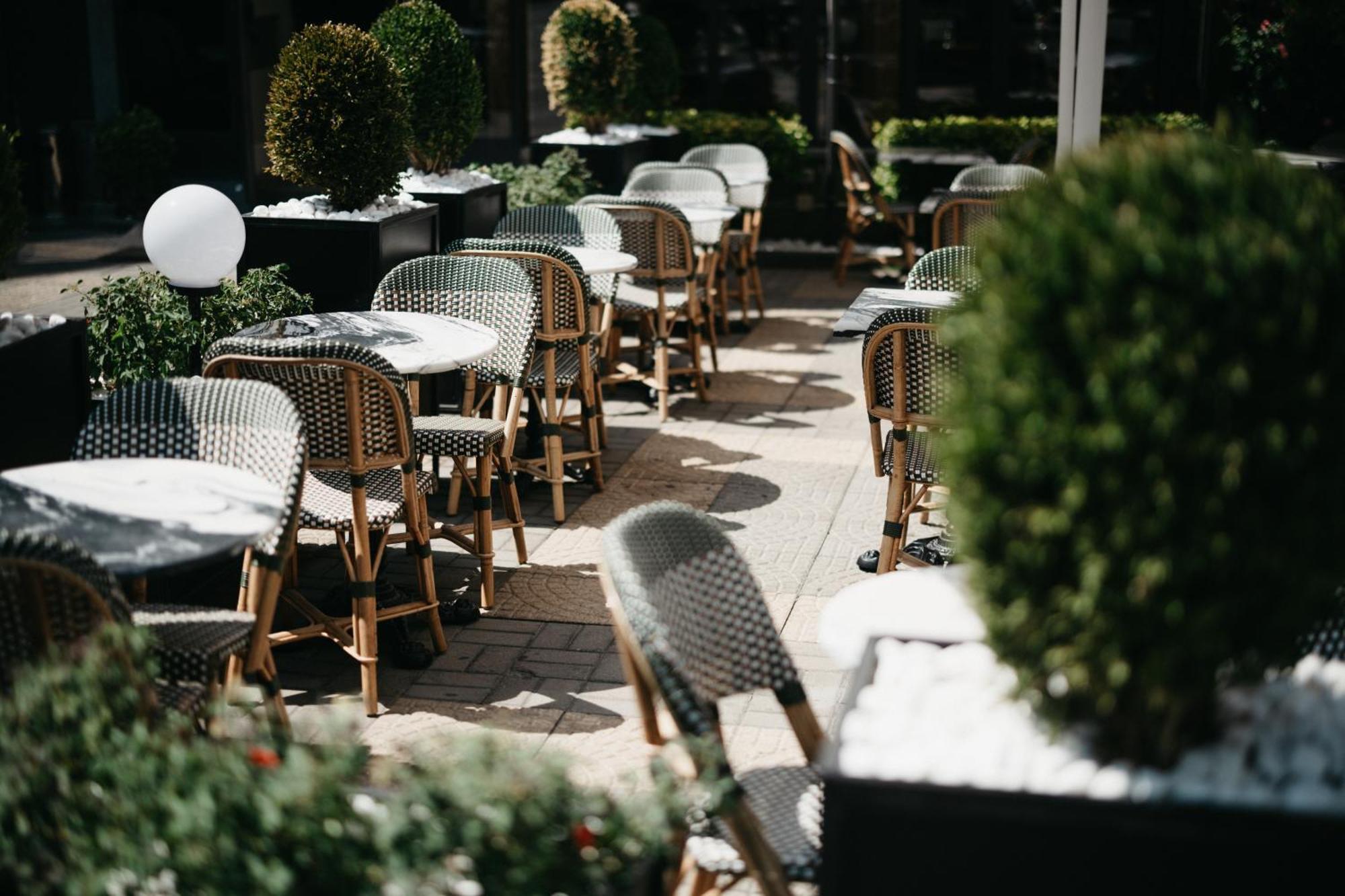 Grand Hotel Yerevan - Small Luxury Hotels Of The World Kültér fotó The Terrace at The Ivy Collection