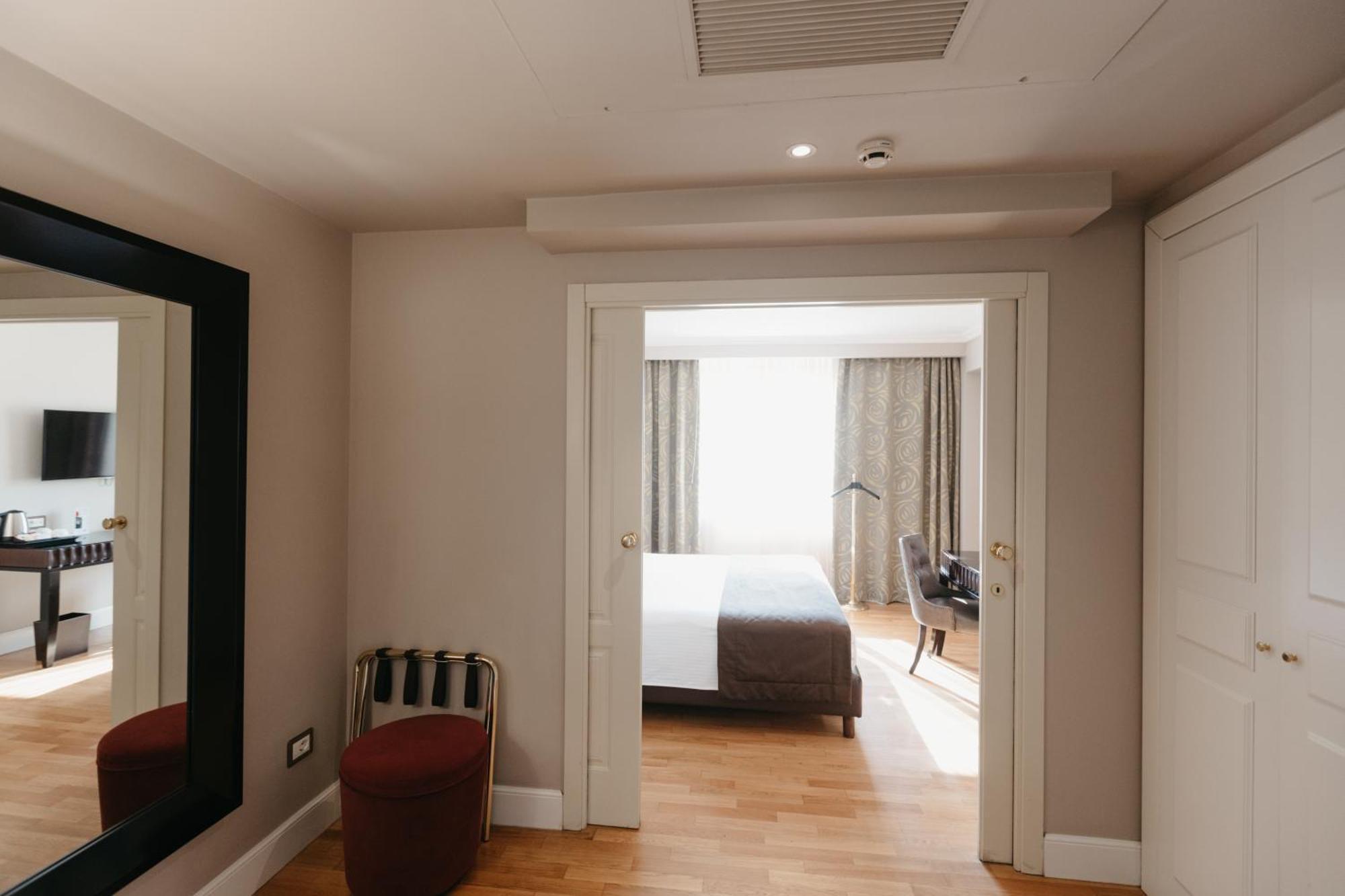 Grand Hotel Yerevan - Small Luxury Hotels Of The World Kültér fotó