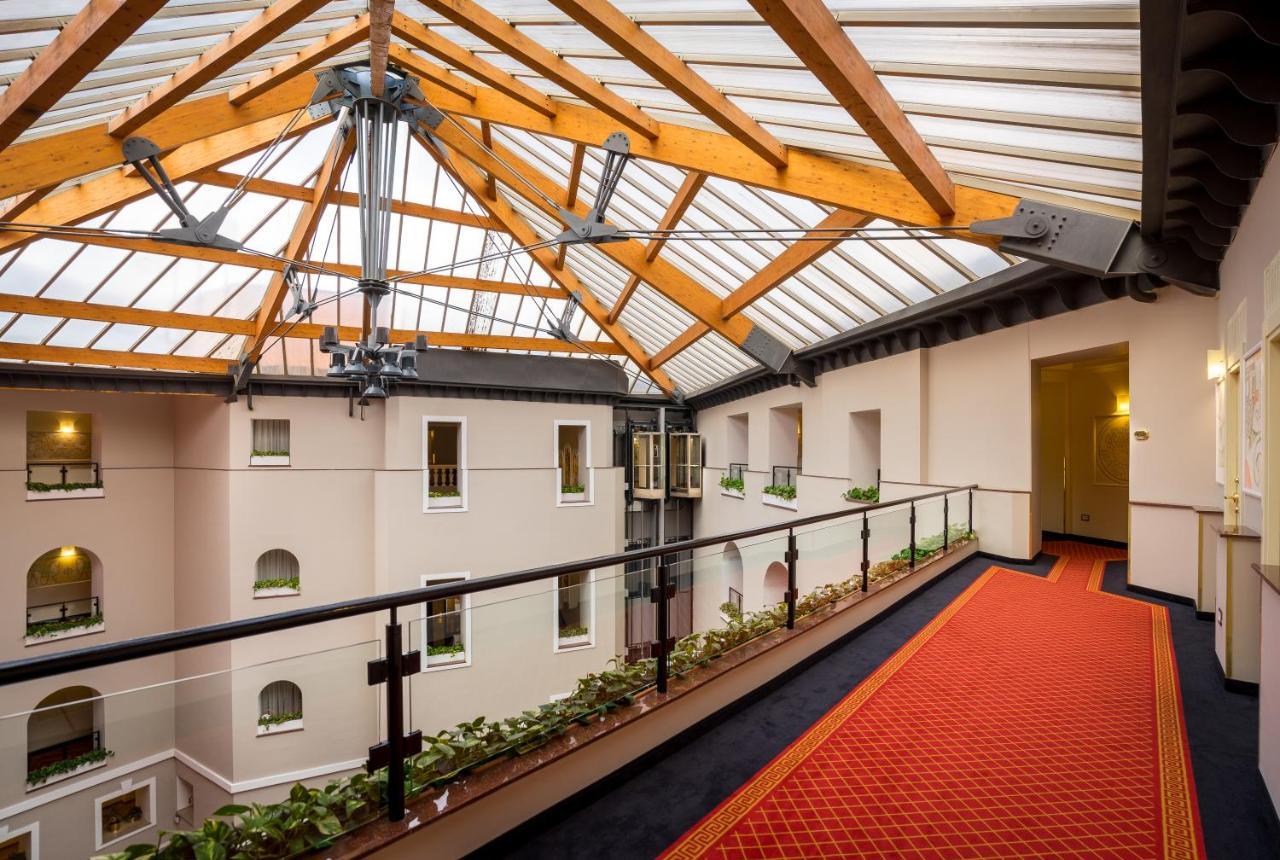 Grand Hotel Yerevan - Small Luxury Hotels Of The World Kültér fotó Interior of the hotel